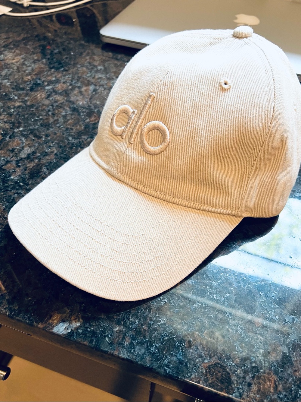 ALO Yoga Cream Embroidered Logo Baseball Cap - Picture 2 of 4